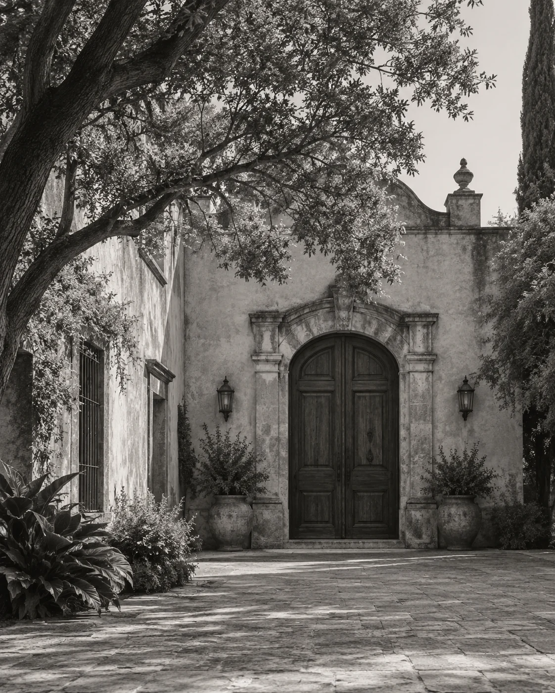 Imagen de ambientación en blanco y negro de una entrada de hacienda.